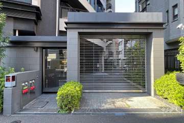 駐輪場の出入り口(リングシャッター付き)