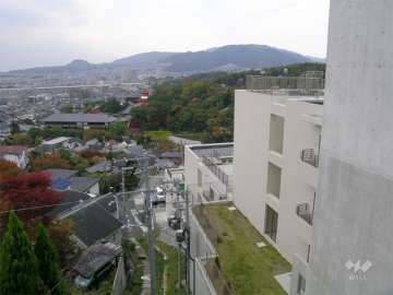 バルコニーから六甲山系や甲山を見渡すことが出来ます。（一部住戸の属）