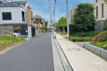 敷地の北側前面道路（西側から）