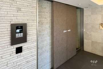 エントランスはオートロック付きです。