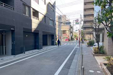 敷地南西側の前面道路（北西側から）