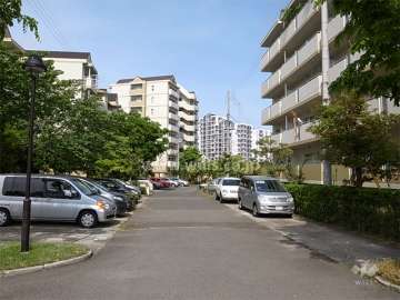 4号棟の南側は駐車場になっており、間隔があいています。