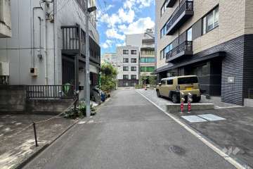 敷地の北側前面道路（西側から）
