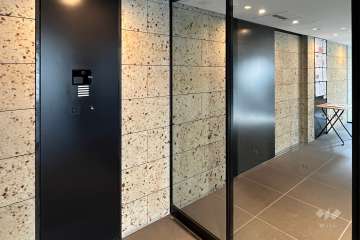 エントランスはオートロック付きです。