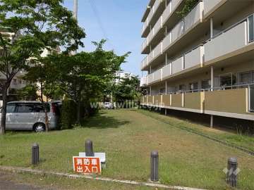 7号棟の南側には緑地スペースが設けられています。