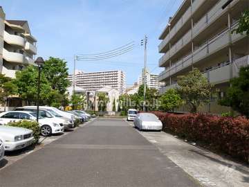9号棟の南側は駐車場になっており、棟との間隔があいています。