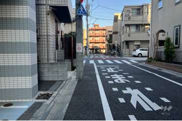 敷地の南側前面道路（西側から）