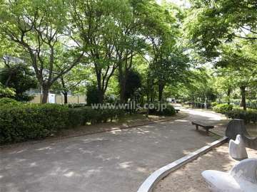 敷地南側に隣接して『高須東公園』があります。