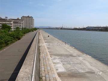 敷地の東側には武庫川が流れています。