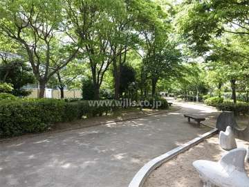 敷地南側に隣接して『高須東公園』があります。