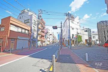 敷地北側の前面道路（西側から）