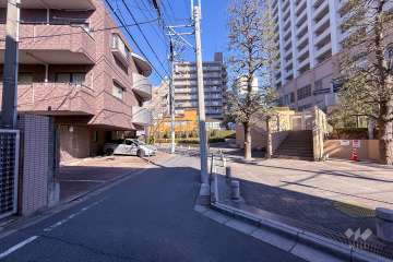 敷地西側の前面道路（南側から）