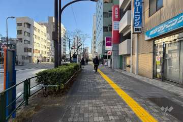 敷地の北側前面道路（西側から）