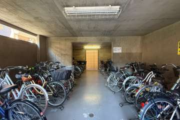 屋内に設けられた駐輪場