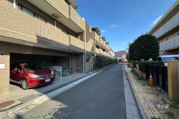 敷地の南側前面道路（西側から）
