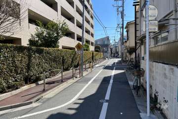 敷地の南側前面道路（西側から）