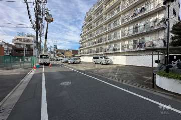 敷地の南側前面道路（東側から）