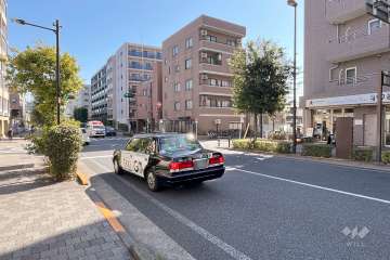 敷地北側の前面道路（西側から）