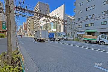 敷地の南東側前面道路は明治通りです（北東側から）。