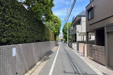 敷地の北東側前面道路（南東側から）