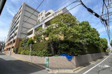 クレッセント目白の外観（東側から）