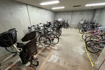 屋内に設けられた駐輪場