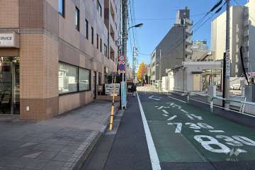 敷地の北西側前面道路（北東側から）