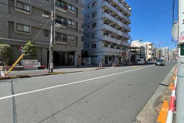 敷地の北東側前面道路（南東側から）