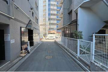 敷地の北西側前面道路（南西側から）