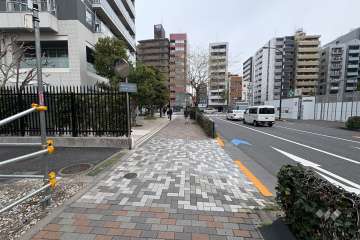 敷地南東側の前面道路（南西側から）