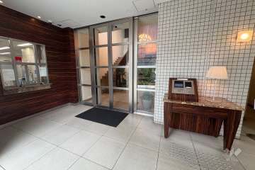 エントランスはオートロック付きです。