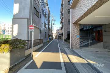 敷地北側の前面道路（西側から）