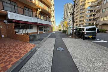 敷地の東側前面道路（南側から）