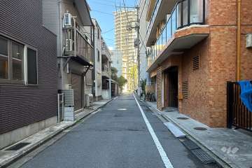 敷地の北西側前面道路（南西側から）