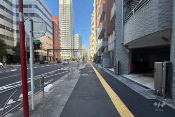 敷地の南西側前面道路（南東側から）