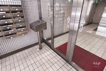エントランスはオートロック付きです。