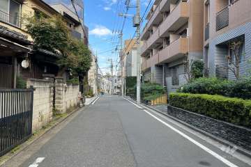 敷地の北側前面道路（西側から）