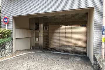駐車場の出入り口(リングシャッター付)