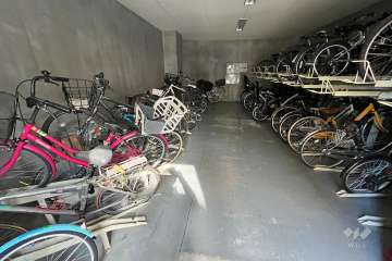 屋内に設けられた駐輪場