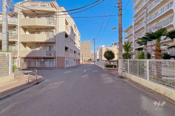 敷地東側の前面道路（南側から）