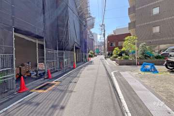 敷地西側の前面道路（北側から）