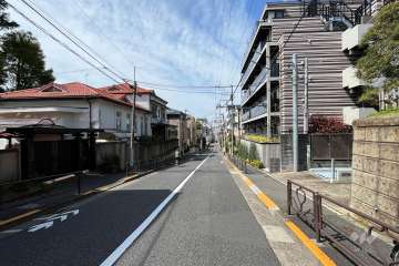 敷地の南側前面道路（東側から）