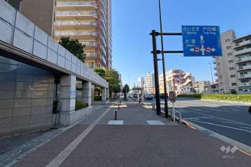 敷地北東側の前面道路（南東側から）