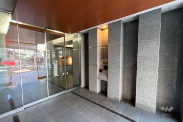 エントランスはオートロック付きです。