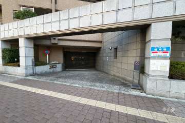 駐車場の出入口（リングシャッター付き）