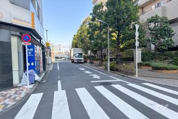 敷地北西側の前面道路（南西側から）