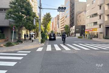 敷地南西側の前面道路（北西側から）