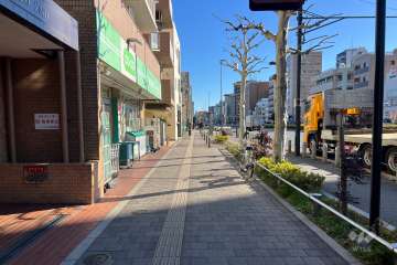 敷地の南西側前面道路（北西側から）