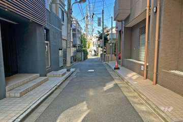 敷地の北側前面道路（西側から）