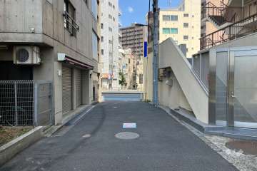 敷地の北西側前面道路（南西側から）